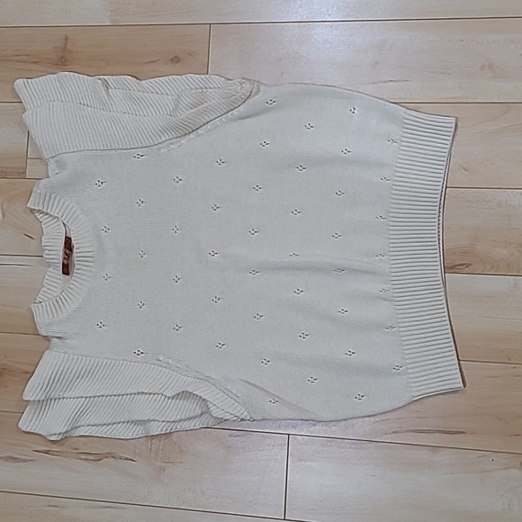 Belldini Tops - Belldini women's medium beige knit shirt